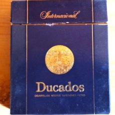 Paquetes de tabaco: PAQUETE DE TABACO DUCADOS INTERNACIONAL CON 13 CIGARRILLOS AÑOS 70 + LATA CIGARRITOS DUCADOS VACÍA