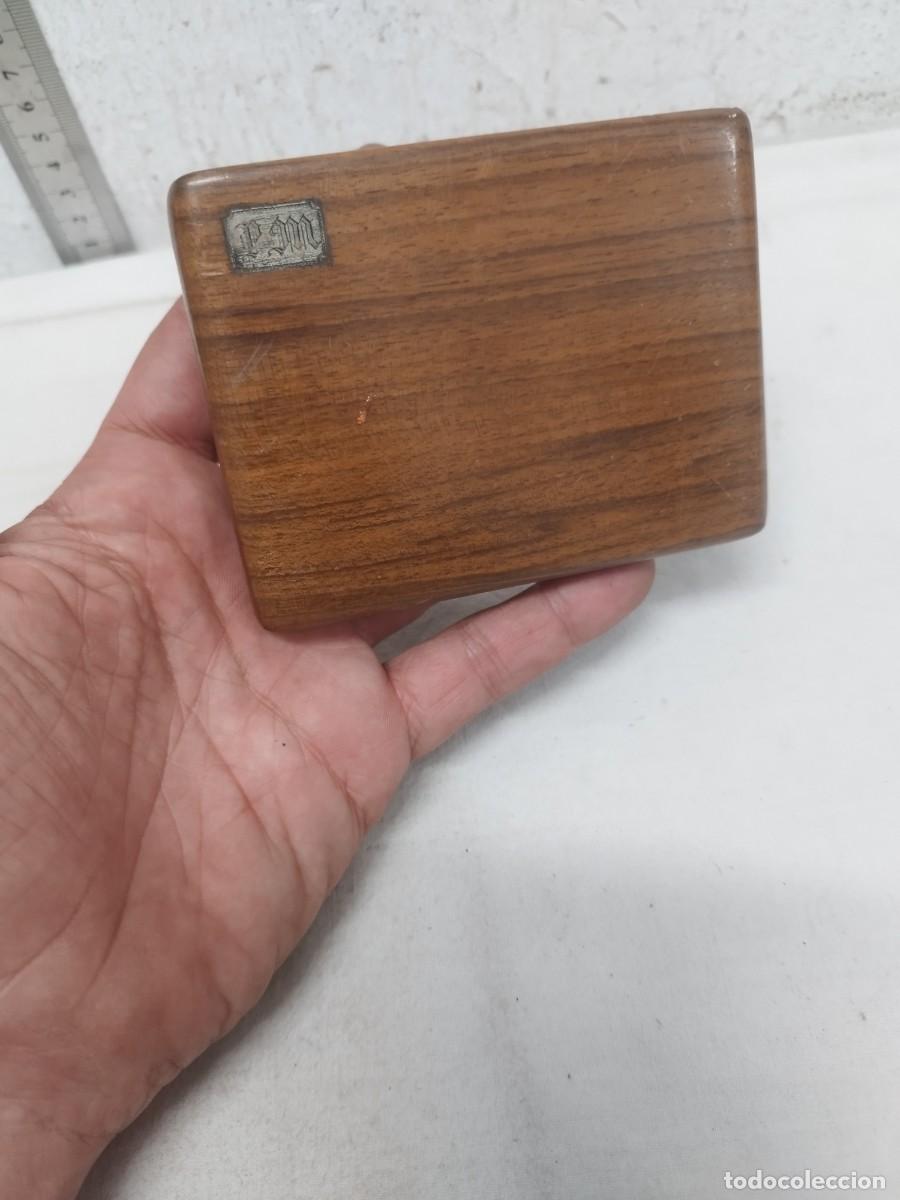 Paquetes de tabaco: Antigua pitillera de madera, con iniciales P.M. - Foto 1