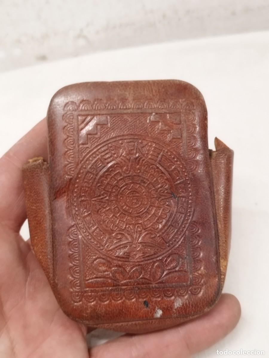 Paquetes de tabaco: Antigua funda para paquete de tabaco en cuero marr&oacute;n. De m&eacute;jico, con el interior a restaurar.