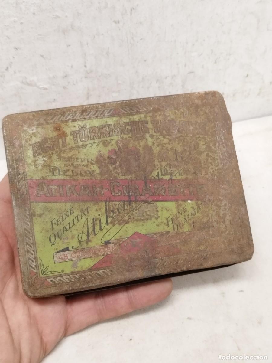 Paquetes de tabaco: Antiguo caja, lata de cigarros a identificar. No cierra bien.