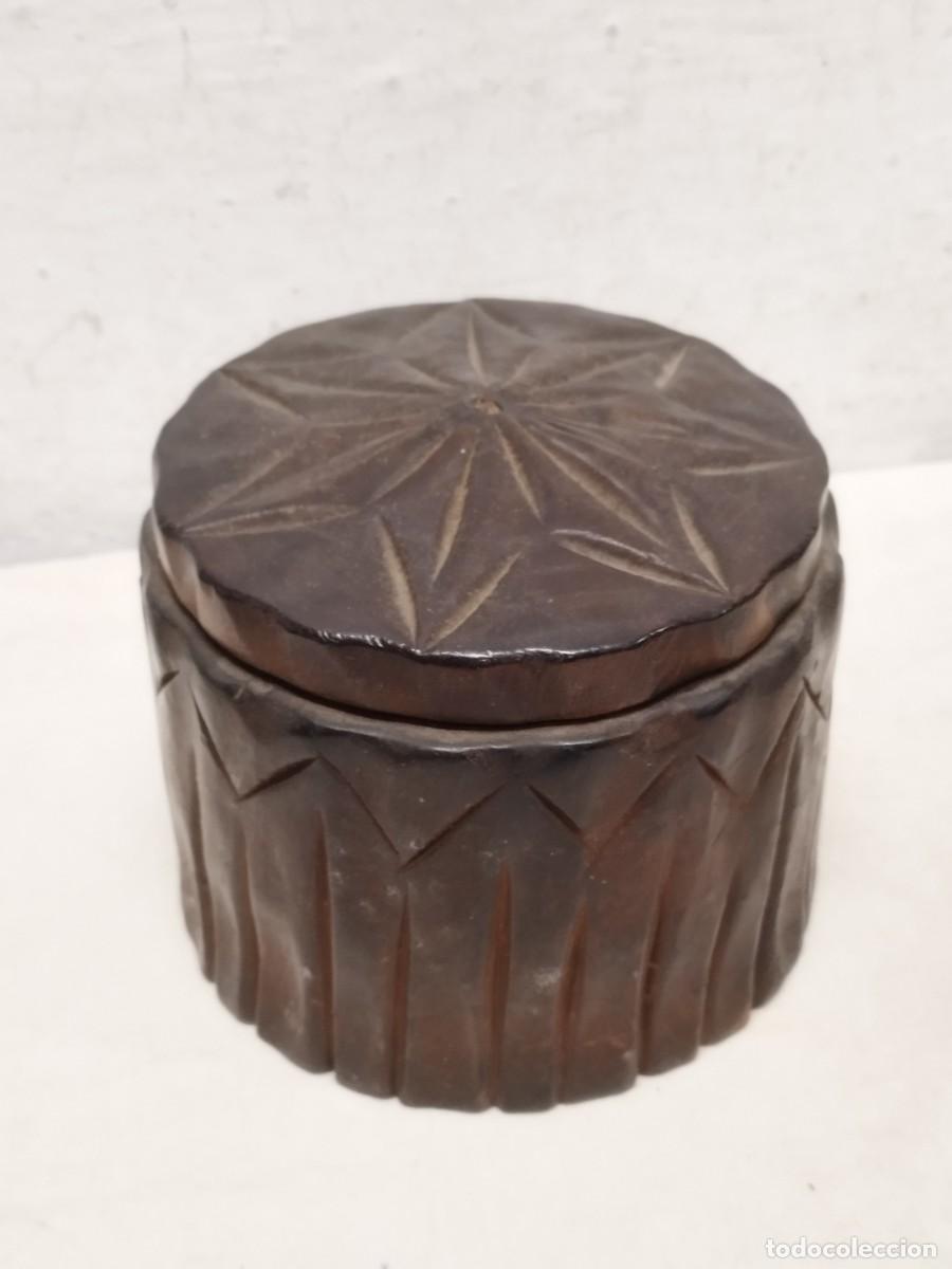 Paquetes de tabaco: Antigua tabaquera de madera tallada, para tabaco. Pipa de fumar.