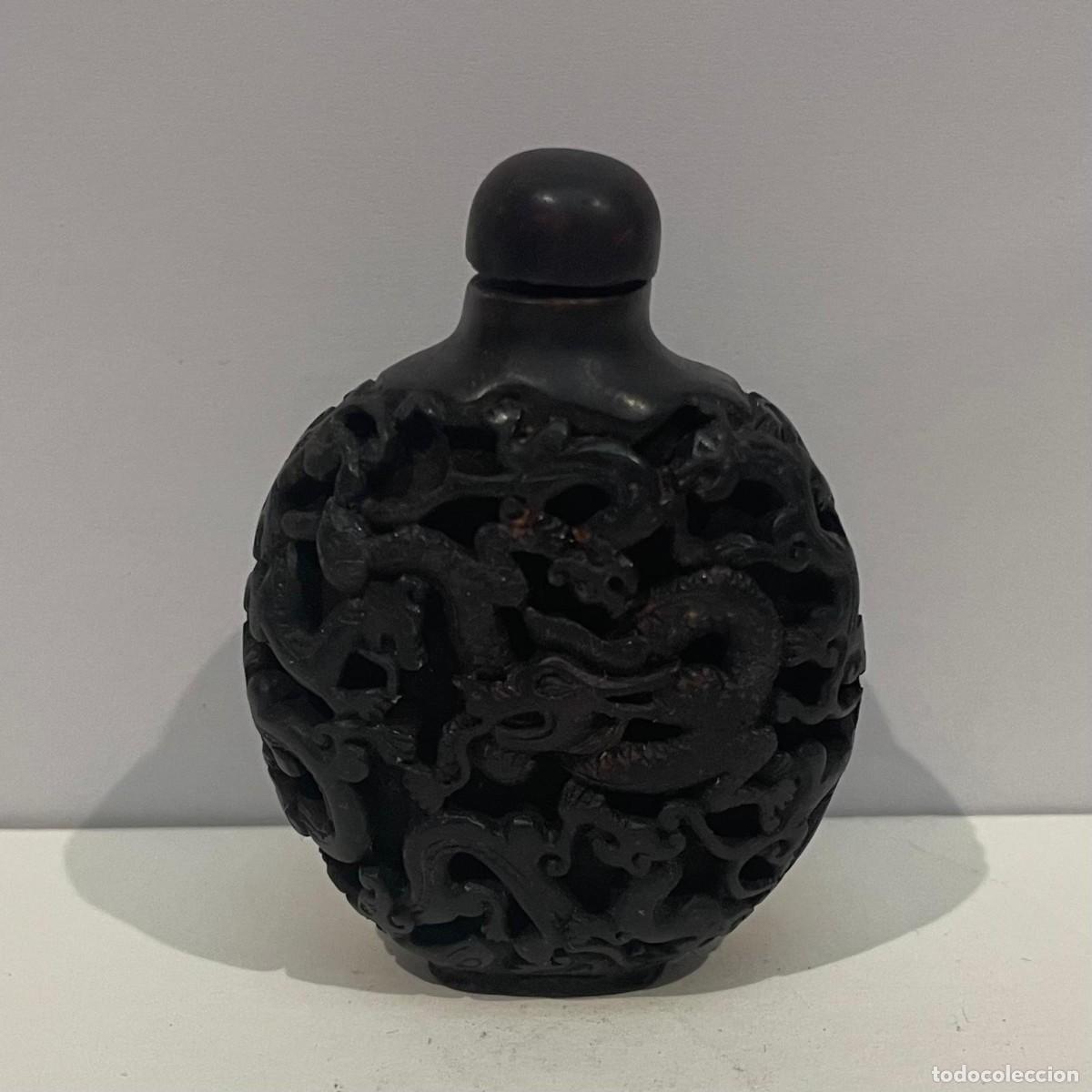 Paquetes de tabaco: Botella de rap&eacute; china (snuff bottle) en madera tallada te&ntilde;ida, siglo XX