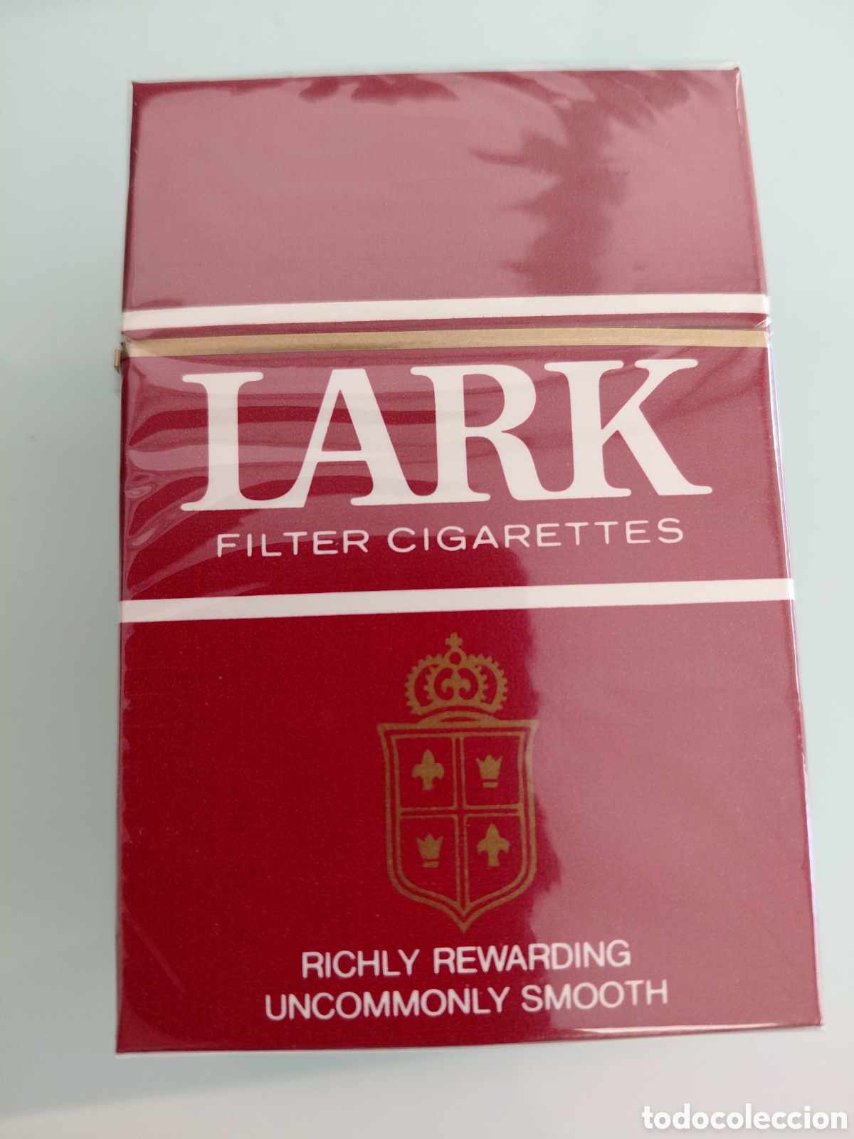 Paquetes de tabaco: ANTIGUO PAQUETE LARK, ADVERTENCIA SANITARIA, SIN CODIGO DE BARRAS, PRECINTADO