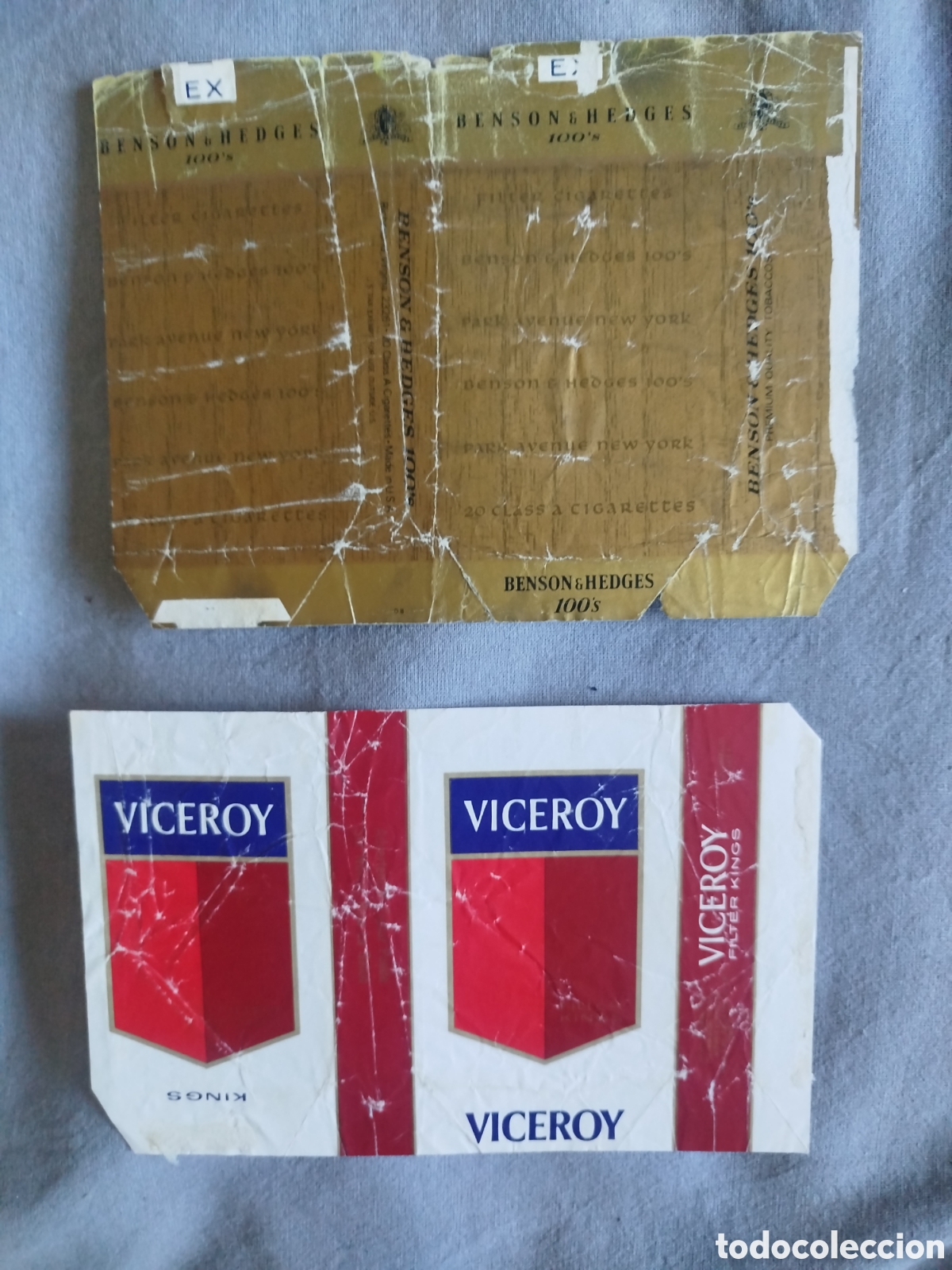 Paquetes de tabaco: Dos paquetes tabaco antiguos en plancha