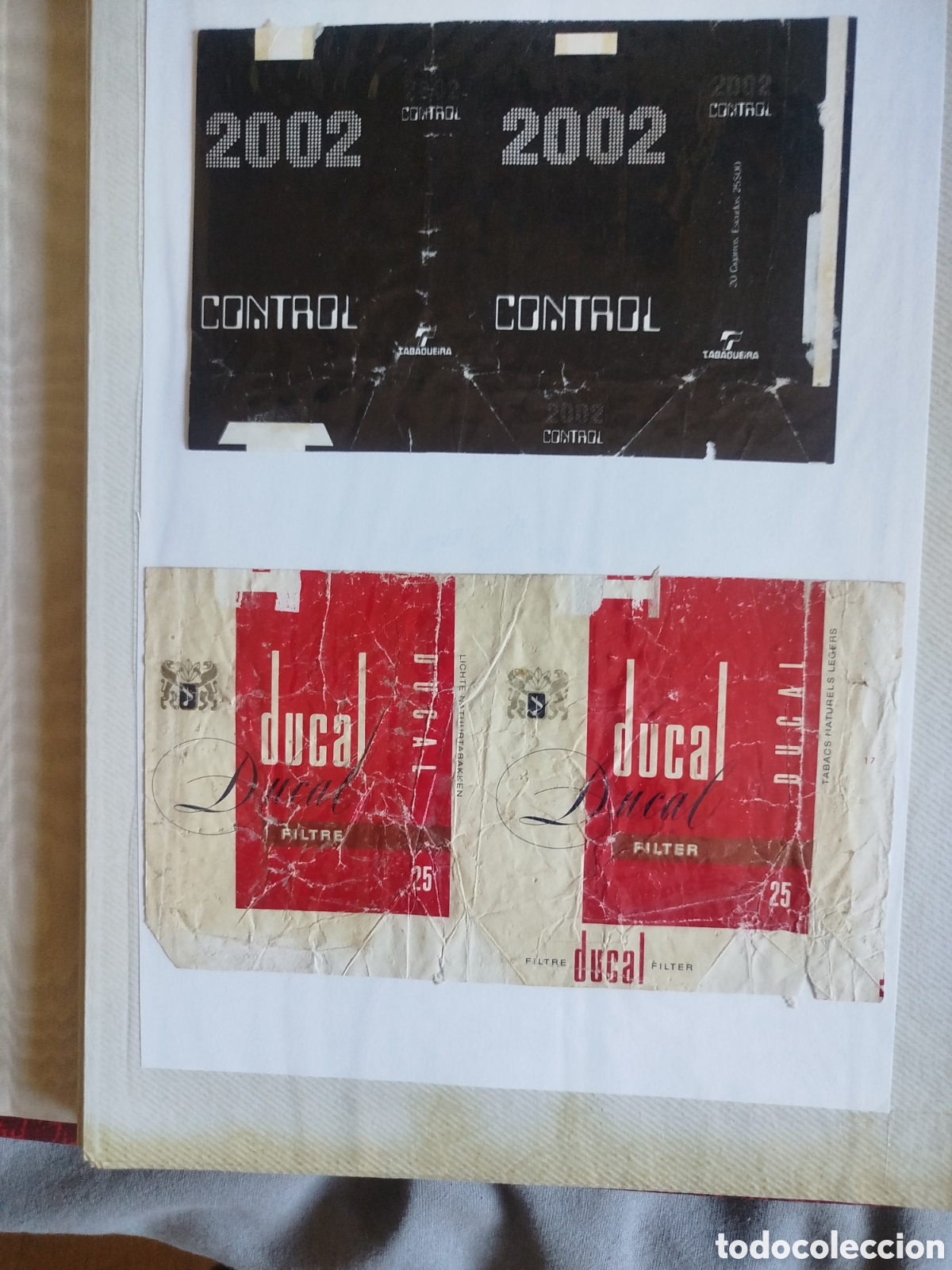 Paquetes de tabaco: Dos paquetes tabaco antiguos en plancha