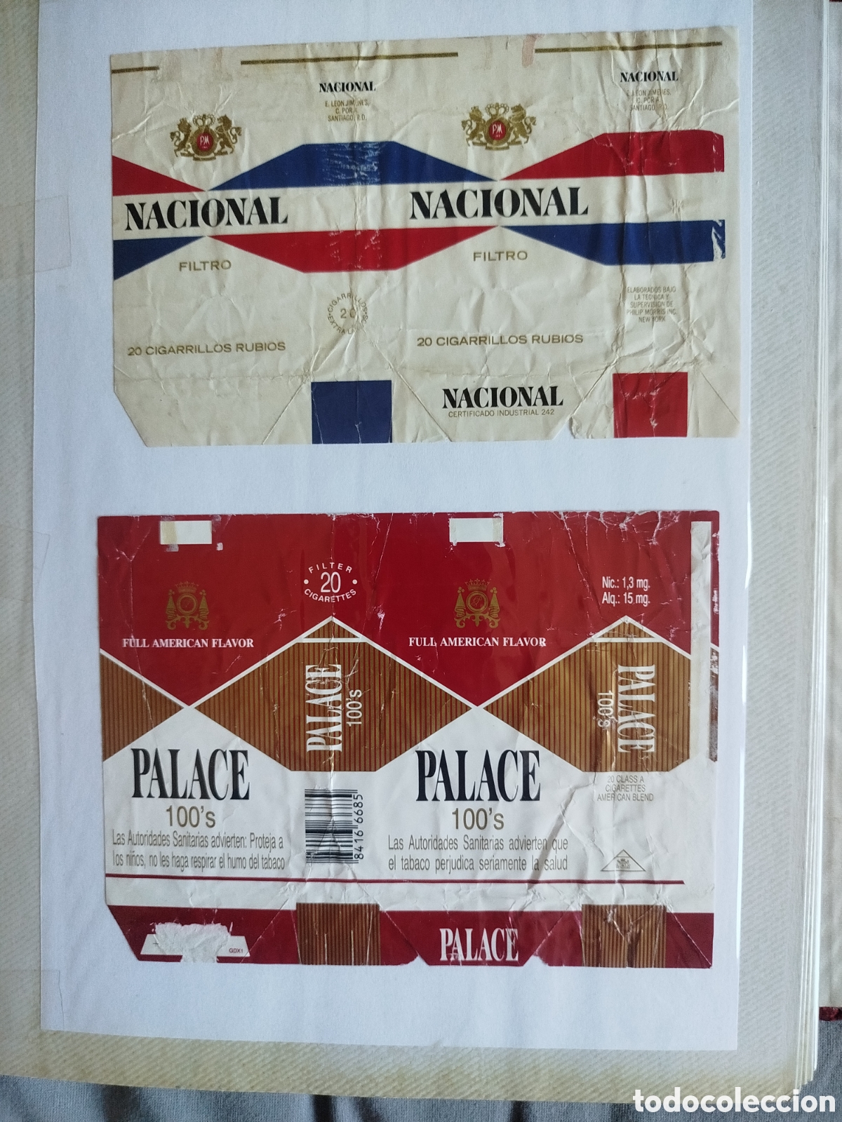 Paquetes de tabaco: Dos paquetes tabaco antiguos en plancha