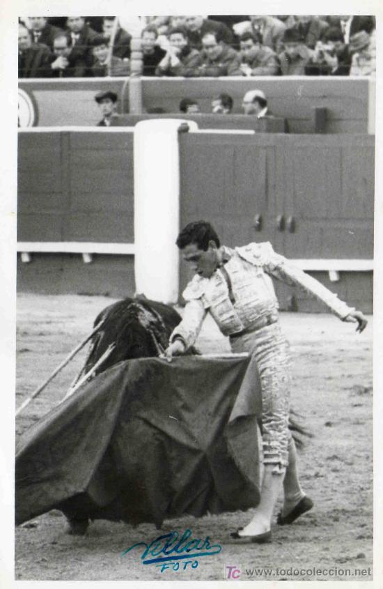 Bullfighting: FOTOGRAFIA ORIGINAL DE VILLAR AL TORERO VICENTE PUNZON. PLAZA DE TOROS DE MALAGA.