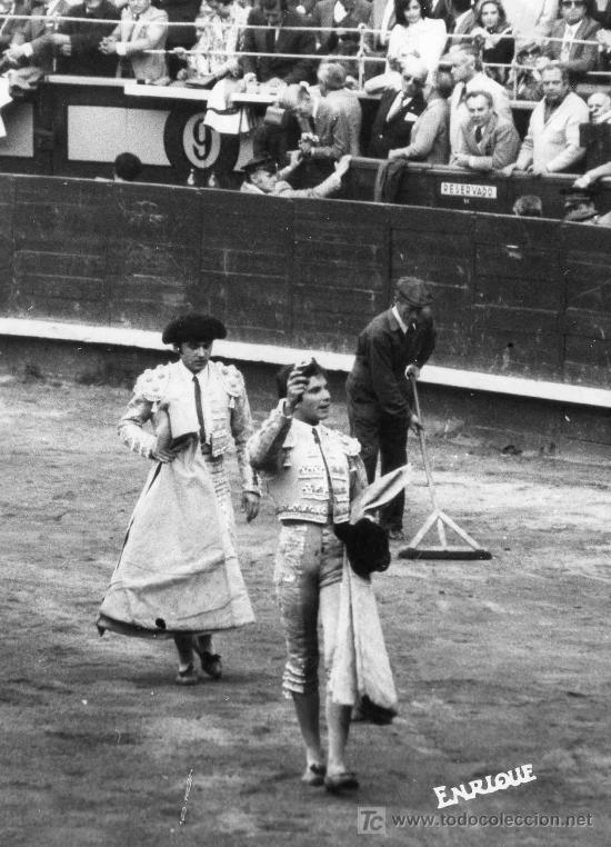 Stierkampf: FOTOGRAFIA ORIGINAL DE ENRIQUE AL TORERO ANGEL TERUEL. PLAZA DE TOROS DE MADRID.