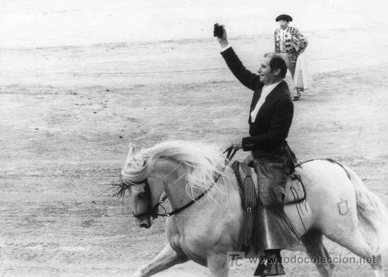 Stierkampf: FOTOGRAFIA ORIGINAL DEL REJONEADOR ANGEL PERALTA SALUDANDO AL RUEDO DESPUES DE CORTAR DOS OREJAS.