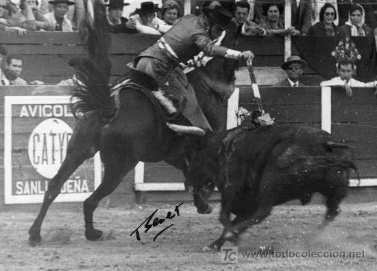 Stierkampf: FOTOGRAFIA ORIGINAL DE BERET AL REJONEADOR ANTONIO IGNACIO VARGAS. PLAZA DE TOROS DE SANLUCAR.