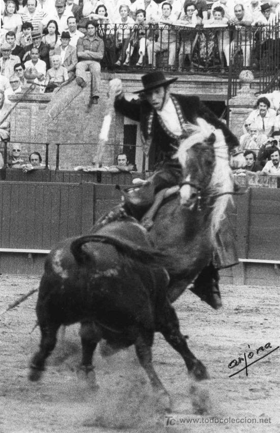 Stierkampf: FOTOGRAFIA ORIGINAL DE ARJONA AL REJONEADOR ANTONIO IGNACIO VARGAS. PLAZA DE TOROS DE SEVILLA.