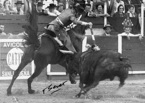 Stierkampf: FOTOGRAFIA ORIGINAL DE BERET AL REJONEADOR ANTONIO IGNACIO VARGAS PLAZA DE TOROS DE SANLUCAR.