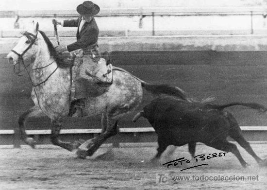 Stierkampf: FOTOGRAFIA ORIGINAL DE BERET AL REJONEADOR ANTONIO I. VARGAS PLAZA DE TOROS DE ALCALA DE GUADAIRA.