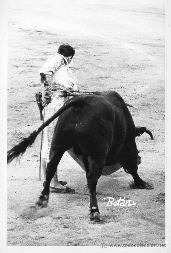 Stierkampf: FOTOGRAFIA ORIGINAL DE BOTAN AL TORERO VICTORIANO VALENCIA.