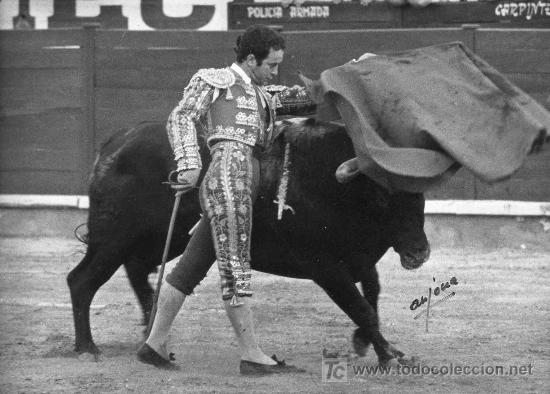 Stierkampf: FOTOGRAFIA ORIGINAL DE ARJONA AL TORERO DIEGO PUERTA DANDO UN PASE DE MULETA.