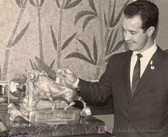 Stierkampf: FOTOGRAFIA ORIGINAL DEL TORERO DIEGO PUERTA AL RECIBIR UN PREMIO.