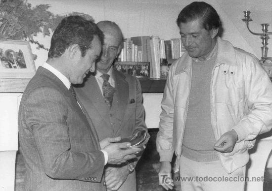 Stierkampf: FOTOGRAFIA ORIGINAL DE ARJONA HIJO AL TORERO DIEGO PUERTA Y EL SE&Ntilde;OR DON ALVARO DOMECQ A SU LADO.