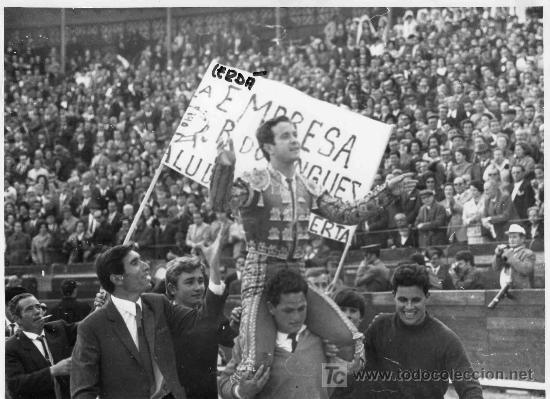 Stierkampf: FOTOGRAFIA ORIGINAL DE JOSE CERDA AL TORERO DIEGO PUERTA A HOMBROS. PLAZA DE TOROS DE CASTELLON.