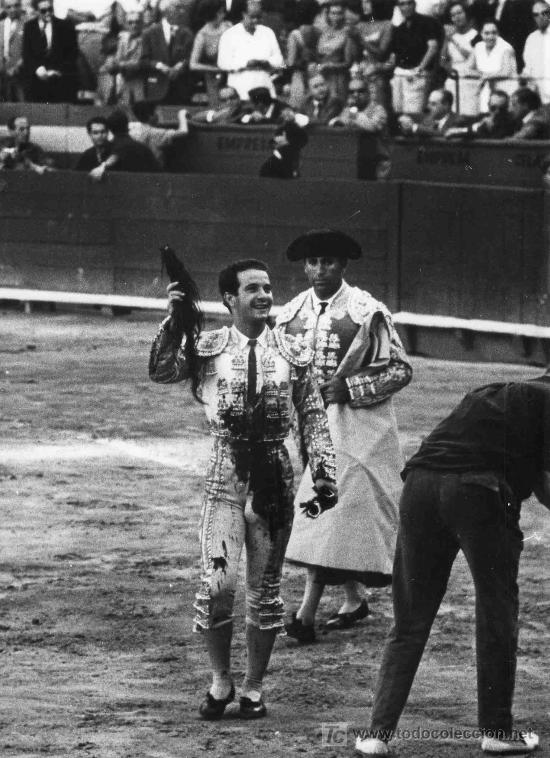 Stierkampf: FOTOGRAFIA ORIGINAL AL TORERO DIEGO CON SU PEON EL TITO DE SAN BERNARDO DE FONDO.