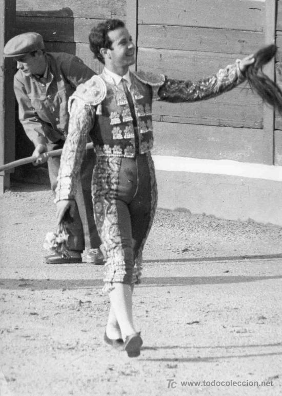 Stierkampf: FOTOGRAFIA ORIGINAL AL TORERO DIEGO PUERTA DANDO LA VUELTA AL RUEDO DESPUES DE CORTAR OREJAS Y RABO.
