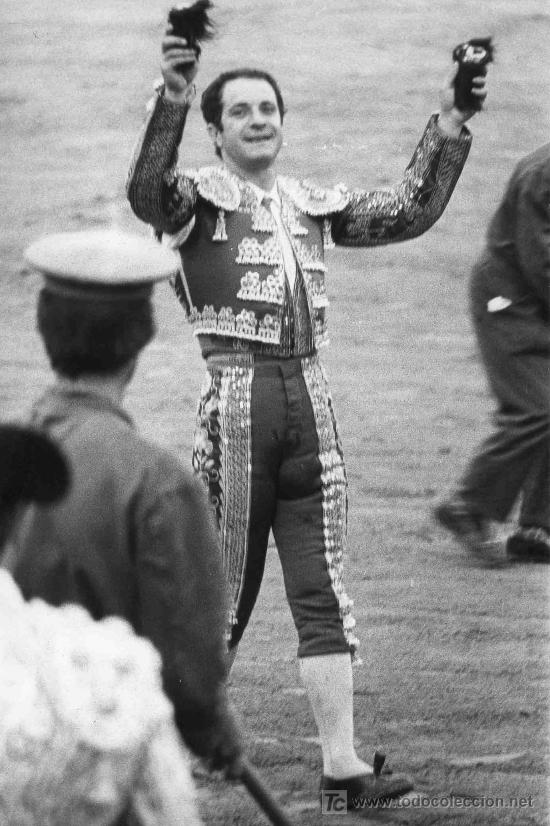 Stierkampf: FOTOGRAFIA ORIGINAL DE ARJONA AL TORERO DIEGO PUERTA EN LA VUELTA AL RUEDO TRAS CORTAR DOS OREJAS.