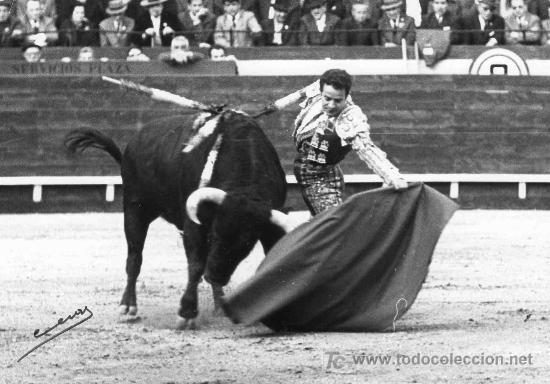 Stierkampf: FOTOGRAFIA ORIGINAL DE CUEVAS AL TORERO DIEGO PUERTA. PLAZA DE TOROS DE CASTELLON.