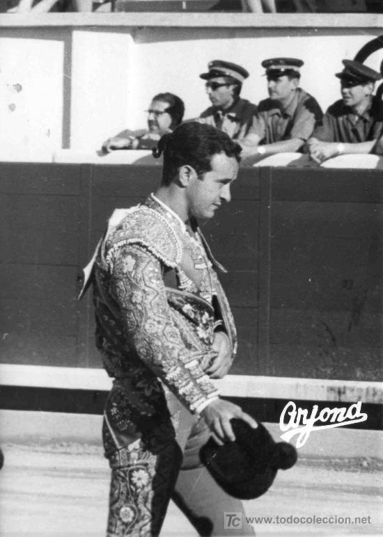 Tauromachie: FOTOGRAFIA ORIGINAL DE ARJONA AL TORERO DIEGO PUERTA DANDO EL PASILLO. PLAZA DE TOROS DE SEVILLA.