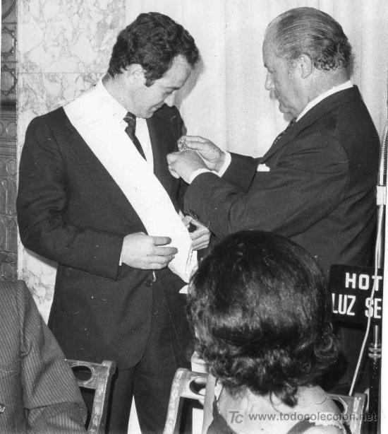 Tauromachie: FOTOGRAFIA ORIGINAL DE ARJONA AL TORERO DIEGO PUERTA RECIBIENDO UN HOMENAJE EN HOTEL LUZ DE SEVILLA