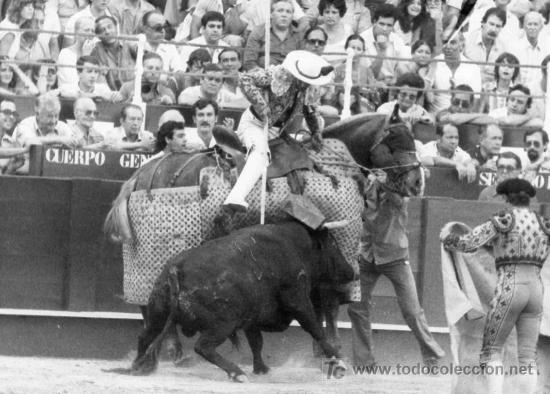 Tauromachie: FOTOGRAFIA ORIGINAL DE ARJONA A UN TORO SIENDO PICADO.