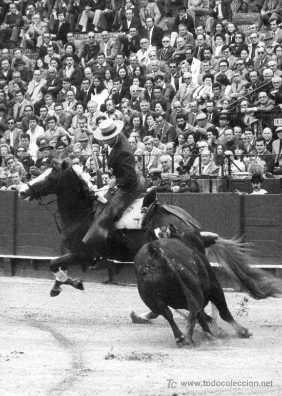 Tauromachie: FOTOGRAFIA ORIGINAL DE ARJONA AL REJONEADOR LUIS VALDENEBRO, CONDE SAN REMY. PLAZA DE SEVILLA.