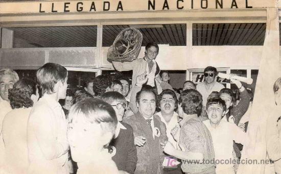 Tauromachie: FOTOGRAFIA ORIGINAL DE ARJONA AL TORERO PEPE LUIS VARGAS A SU LLEGADA AL AEROPUERTO DE SEVILLA.