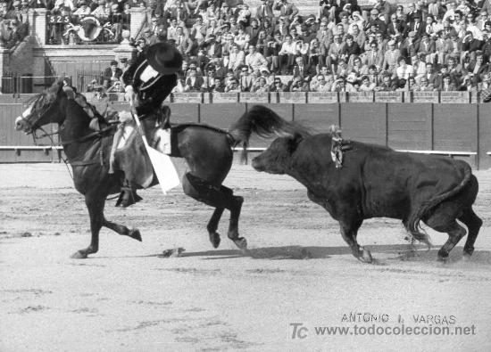Tauromachia: FOTOGRAFIA ORIGINAL DE ARJONA AL REJONEADOR A. IGNACIO VARGAS. PLAZA DE TOROS DE SEVILLA.