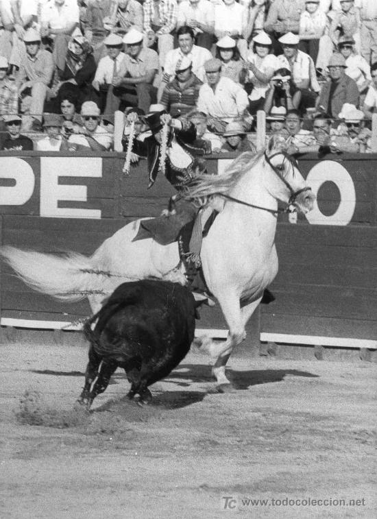 Tauromachia: FOTOGRAFIA ORIGINAL DE ARJONA AL REJONEADOR A. IGNACIO VARGAS. PLAZA DE TOROS DE JEREZ.