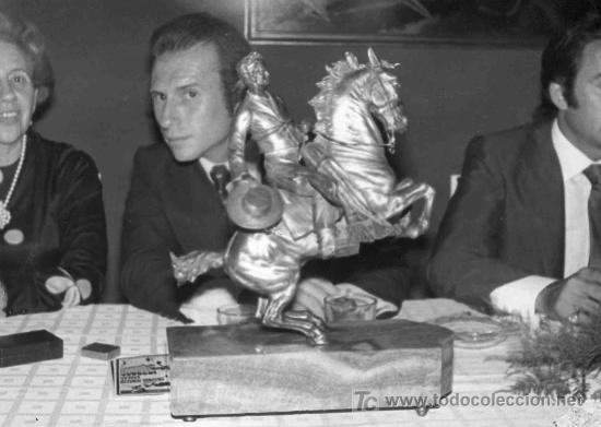 Tauromachia: FOTOGRAFIA ORIGINAL DE ARJONA AL REJONEADOR A. IGNACIO VARGAS RECOGIENDO UN TROFEO.