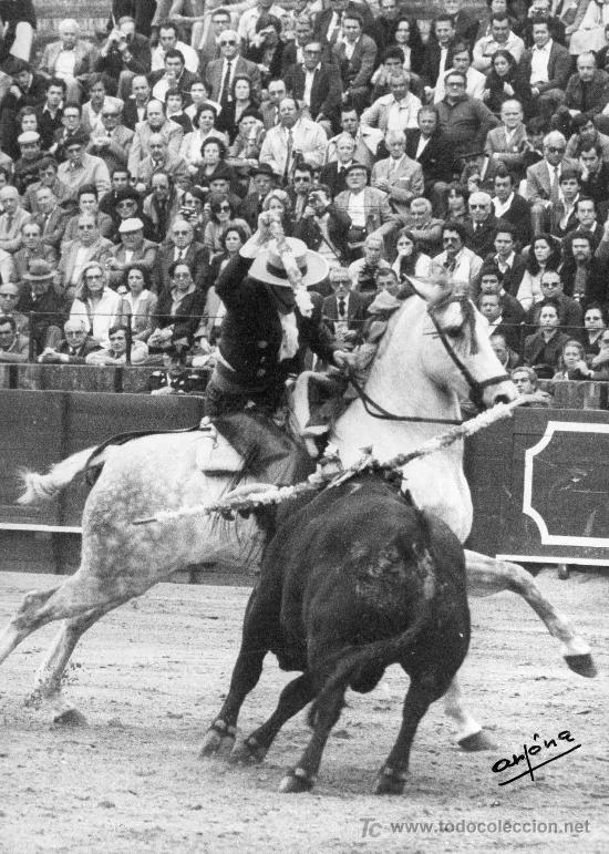 Tauromachia: FOTOGRAFIA ORIGINAL DE ARJONA AL REJONEADOR LUIS VALDENEBRO, CONDE DE SAN REMY, EN SEVILLA.