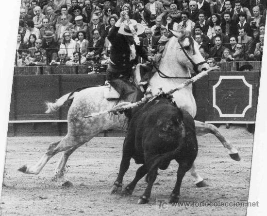 Tauromachia: FOTOGRAFIA ORIGINAL DE ARJONA AL REJONEADOR LUIS VALDENEBRO, CONDE DE SAN REMY, PLAZA DE SEVILLA.