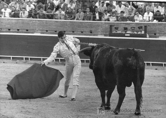 Tauromachia: FOTOGRAFIA ORIGINAL DE ARJONA AL DIESTRO ANGEL TERUEL. PLAZA DE TOROS DE HUELVA.