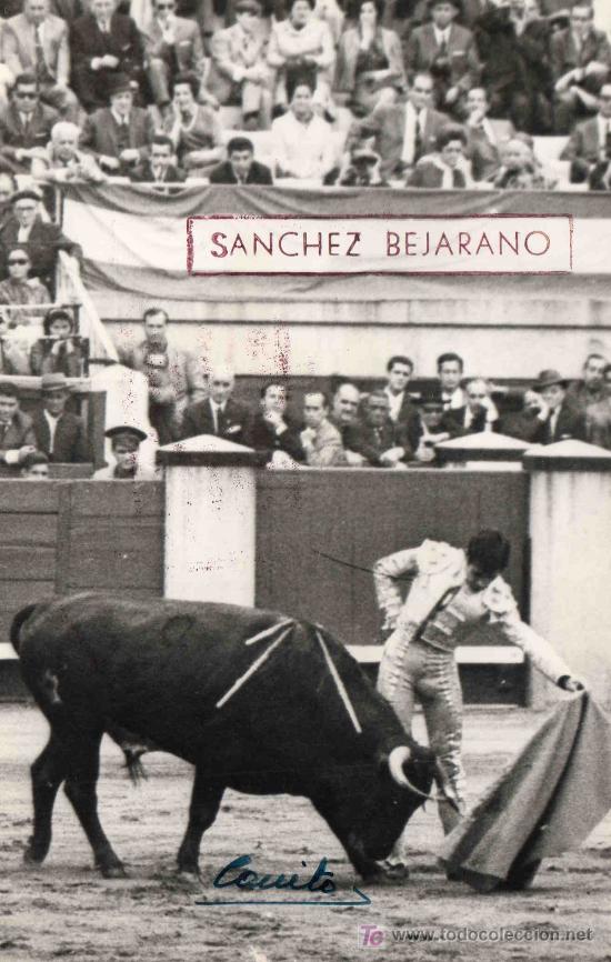 Tauromaquia: FOTOGRAFIA ORIGINAL DEL MANUEL ESCUDERO AL DIESTRO AGAPITO SANCHEZ BEJARANO. PLAZA DE MADRID.