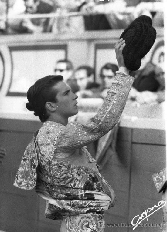 Bullfighting: FOTOGRAFIA ORIGINAL DE ARJONA AL DIESTRO ANGEL TERUEL BRINDANDO UN TORO.