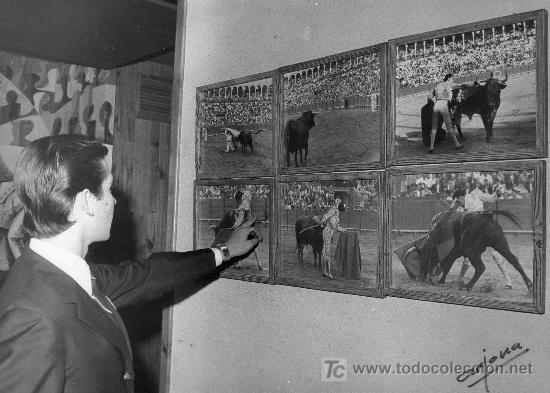 Bullfighting: FOTOGRAFIA ORIGINAL DE ARJONA AL DIESTRO ANGEL TERUEL EN UNA EXPOSICION.