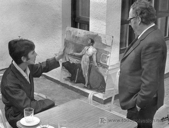 Bullfighting: FOTOGRAFIA ORIGINAL DE ARJONA AL DIESTRO ANGEL TERUEL RECIBIENDO UNA PINTURA SUYA.