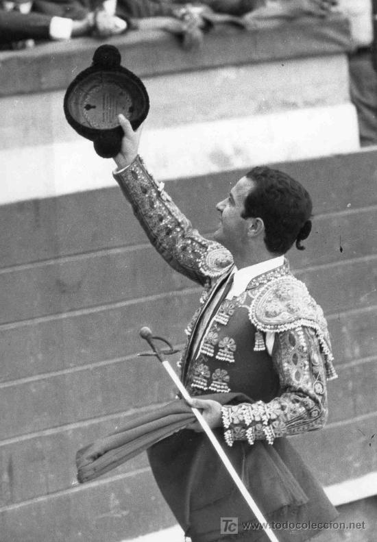 Bullfighting: FOTOGRAFIA ORIGINAL DE ARJONA AL DIESTRO DIEGO PUERTA BRINDANDO UN TORO.