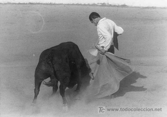Tauromachie: FOTOGRAFIA ORIGINAL DE ARJONA AL DIESTRO JULIO ROBLES EN UN TENTADERO.