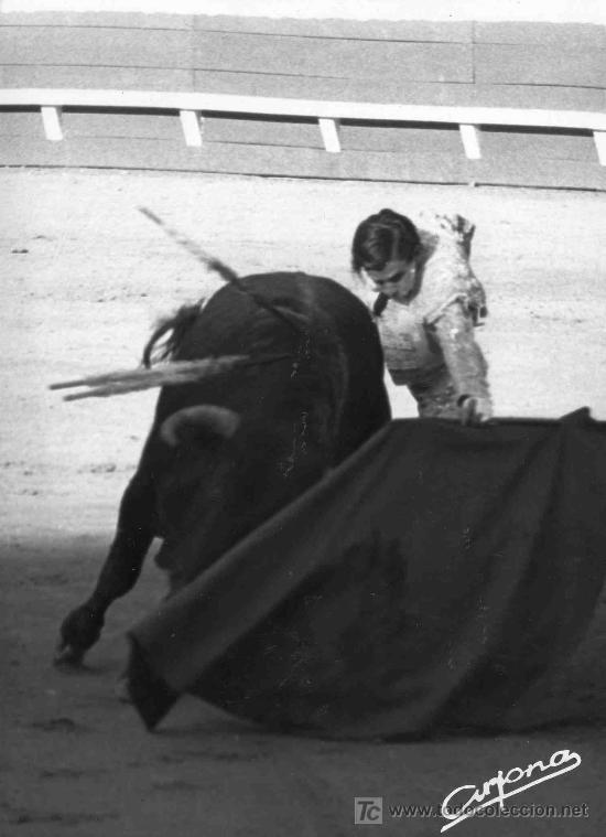 Tauromachie: FOTOGRAFIA ORIGINAL DE ARJONA AL DIESTRO ANGEL TERUEL. PLAZA DE TOROS DE VALENCIA.