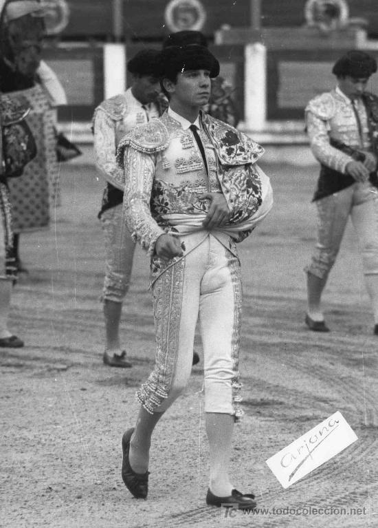 Tauromaquia: FOTOGRAFIA ORIGINAL DE ARJONA AL DIESTRO ANGEL TERUEL A HOMBROS. PLAZA DE TOROS DE UBEDA.