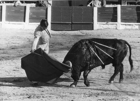 Tauromaquia: FOTOGRAFIA ORIGINAL DE ARJONA AL DIESTRO ANGEL TERUEL A HOMBROS. PLAZA DE TOROS DE ZAFRA.