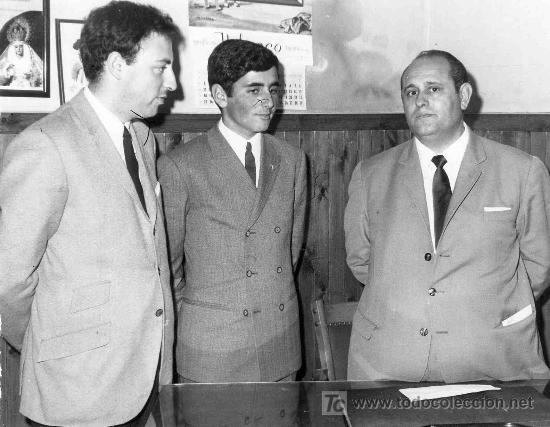 Bullfighting: FOTOGRAFIA ORIGINAL AL DIESTRO JOSE LUIS PARADA, APODERADO MANUEL MORILLA Y EL EMPRESARIO CANOREA.