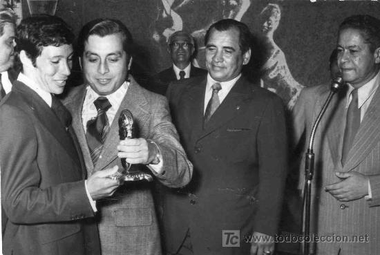 Tauromachia: FOTOGRAFIA ORIGINAL AL DIESTRO RAFAEL TORRES EN UNA ENTREGA DE PREMIOS.