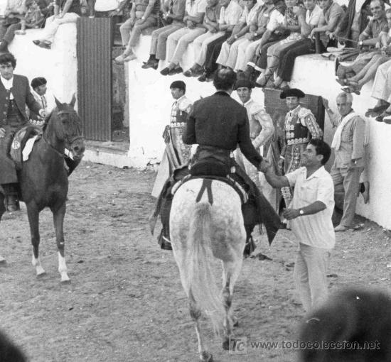 Tauromachia: FOTOGRAFIA ORIGINAL DE ARJONA AL REJONEADOR RAFAEL PERALTA. PLAZA DE TOROS DE VALVERDE DEL CAMINO.