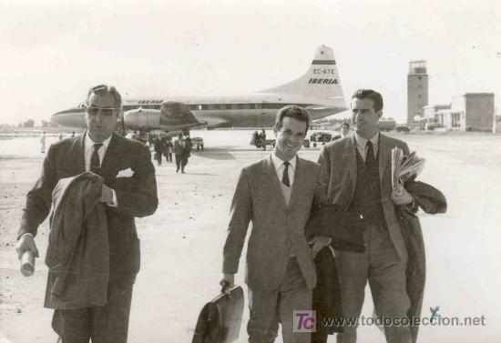 Tauromaquia: FOTOGRAFIA ORIGINAL DEL CRITICO TAURINO JUAN PALMA Y DIEGO PUERTA EN UN AEROPUERTO.